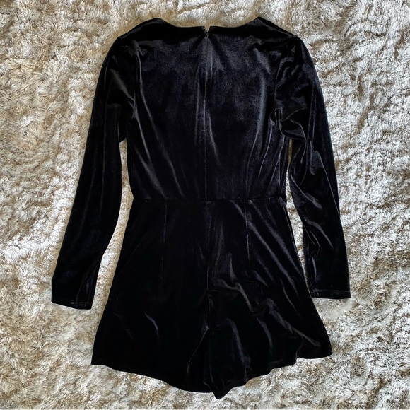 Express NWOT Black Long Sleeve Velour Romper Size Small - Picture 7 of 8